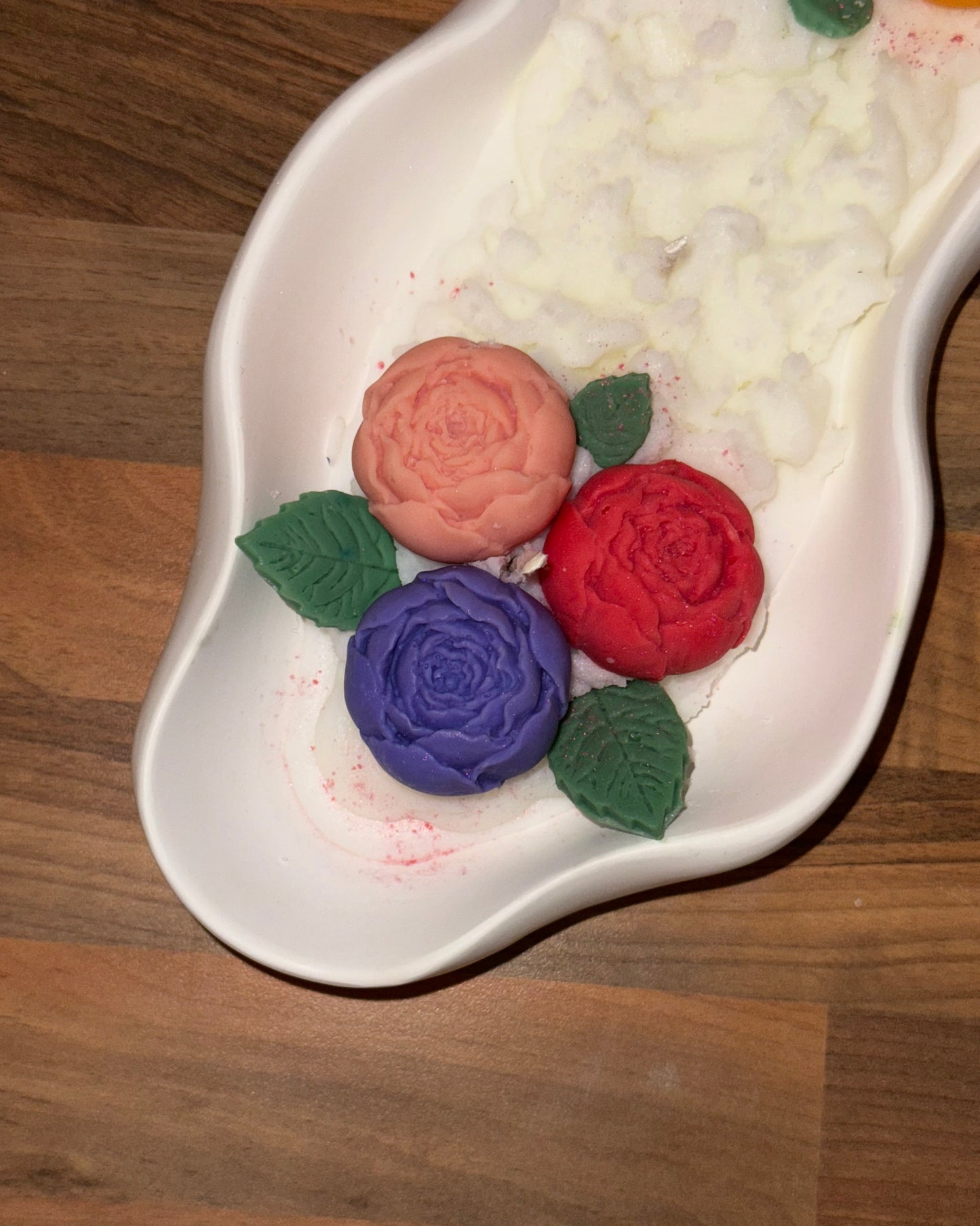 Taş Tozu Kasede Şakayık Çiçekli Soya Mum
